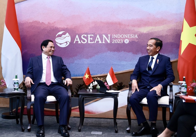 PM Pham Minh Chinh (L) and Indonesian President Joko Widodo in Labuan Bajo on May 9. (Photo: VNA)