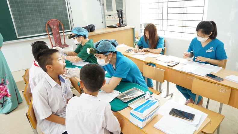 Young doctors provide free dental checks for students in Do Son district, Hai Phong City.