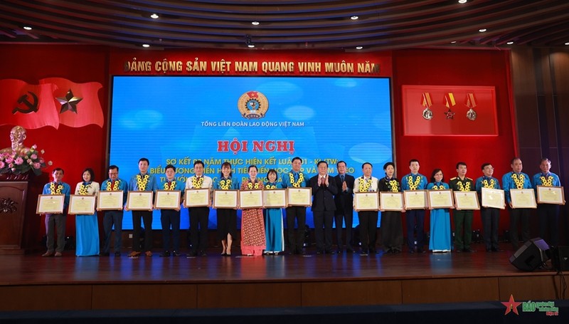 Outstanding collectives and individuals honoured for following President Ho Chi Minh’s example (Photo: qdnd.vn)