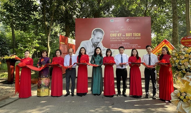 Exhibition displays President Ho Chi Minh’s signatures and autographs on historical documents 