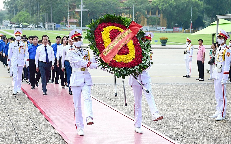 The delegation's wreath says “Forever grateful to great President Ho Chi Minh”.