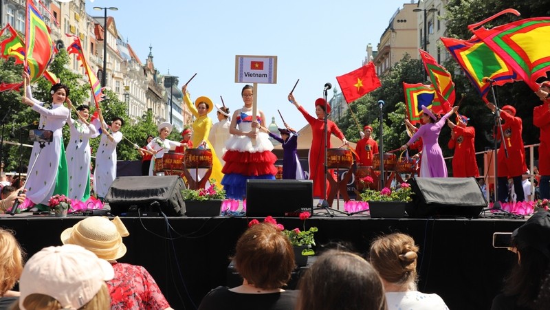 A performance of the Vietnamese delegation at the festival (Photo: VOV)