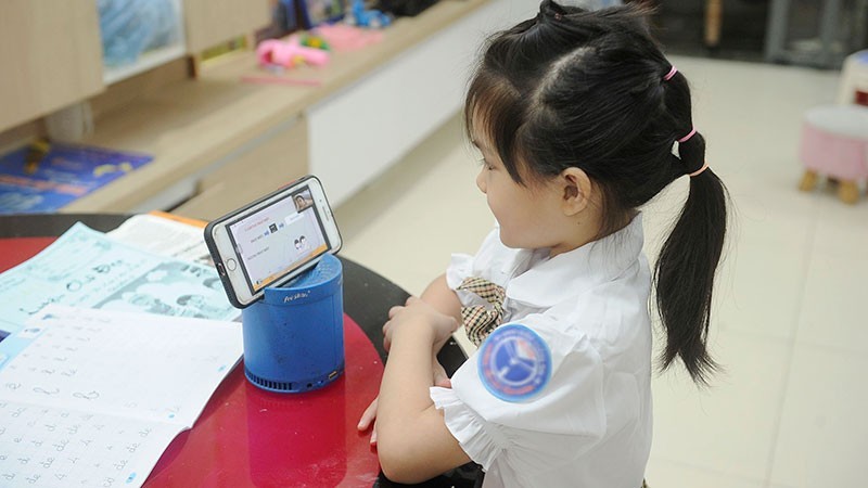 The internet contains a huge amount of information that can help children learn and entertain but also poses many dangers to them. (Photo: NGUYEN DANG)