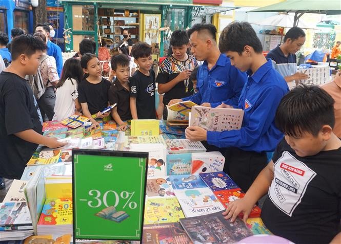 A lot of children visit the fourth Ho Chi Minh City Children's Book Fair which will last until June 7.