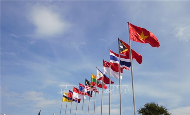 Flags of 11 sports delegations to th 12th ASEAN Para Games 12 (Photo: VNA)