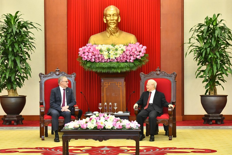 Party General Secretary Nguyen Phu Trong (right) meets leader of the Australian Labour Party and PM of Australia Anthony Albanese in Hanoi on June 4. (Photo: NDO/Dang Khoa)