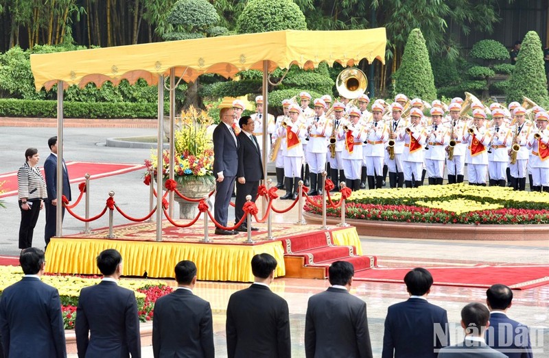 Prime Minister Pham Minh Chinh chairS a welcome ceremony on June 4 morning for his Australian counterpart Anthony Albanese, who is paying an official visit to Vietnam on June 3-4. (Photo: NDO/Tran Hai)
