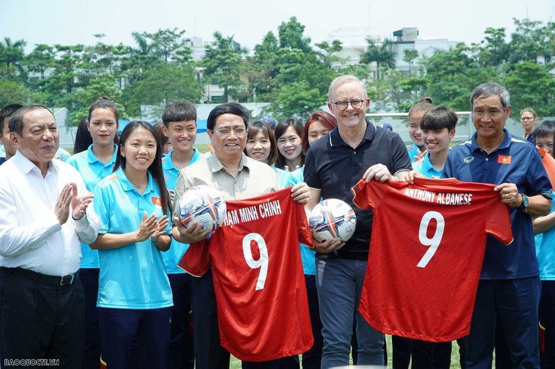 PMs join in exchange with female footballers of Vietnam, Australia (Photo: baoquocte.vn)