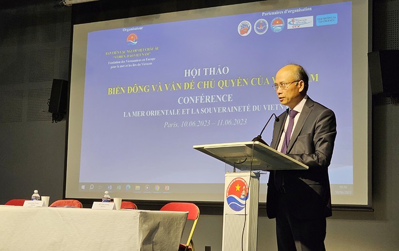 Vietnamese Ambassador to France Dinh Toan Thang speaking at the event (Photo: NDO)