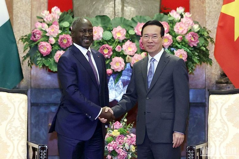 President Vo Van Thuong (R) and President of Côte d’Ivoire’s National Assembly Adama Bictogo (Photo: NDO/Dang Khoa)