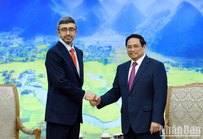 Prime Minister Pham Minh Chinh (R) and Minister of Foreign Affairs of the United Arab Emirates (UAE) Sheikh Abdullah bin Zayed Al Nahyan. (Photo: NDO/Tran Hai)