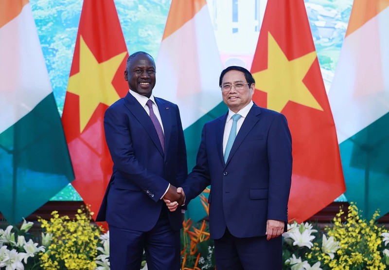 PM Pham Minh Chinh (R) and President of Côte d’Ivoire’s National Assembly Adama Bictogo. (Photo: VNA)