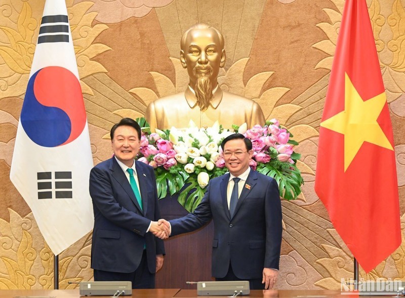 National Assembly Chairman Vuong Dinh Hue (R) and President of the Republic of Korea Yoon Suk Yeol (Photo: VNA)