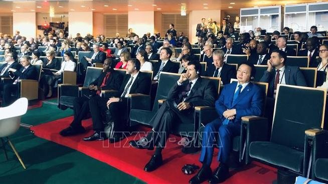 Vietnamese Deputy Prime Minister Tran Hong Ha (first, right) attends the opening session of the international Summit for a New Global Financing Pact. (Photo: VNA)