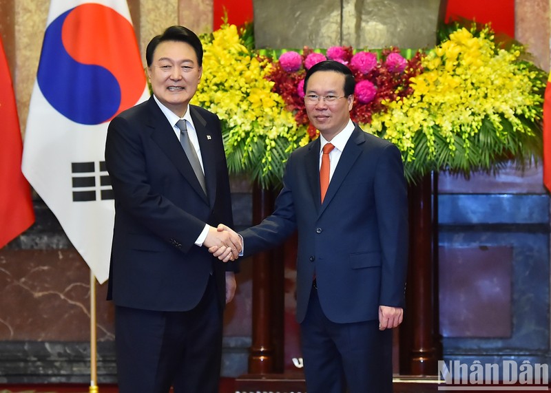 President Vo Van Thuong (R) and RoK President Yoon Suk Yeol (Photo: NDO)