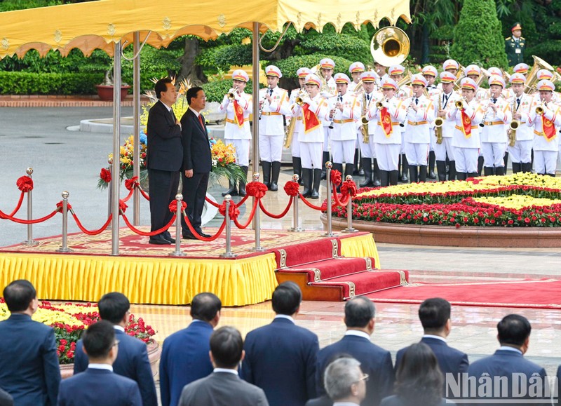 President Vo Van Thuong and RoK President Yoon Suk Yeol at the welcome ceremony.