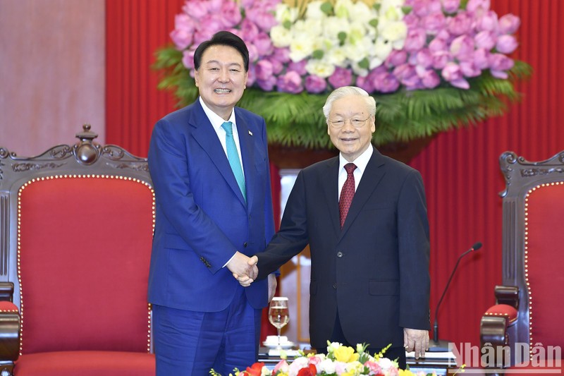 Party General Secretary Nguyen Phu Trong (R) and RoK President Yoon Suk Yeol (Photo: NDO/Dang Khoa)