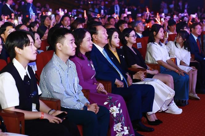 Vice President of Vietnam Vo Thi Anh Xuan (third from left), President of the RoK Yoon Suk Yeol (fourth from left) and his spouse (fifth from left) at the music gala in Hanoi on late June 22 (Photo: VNA)