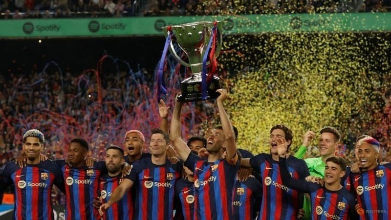 Soccer Football - LaLiga - FC Barcelona v Real Sociedad - Camp Nou, Barcelona, Spain - May 20, 2023 FC Barcelona's Sergio Busquets lifts the trophy alongside his teammates as they celebrate winning LaLiga after the match. (Photo: Reuters)