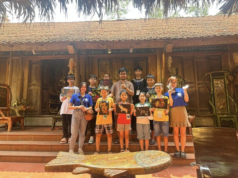 Sculptor Nguyen Tan Phat and children at his free class on traditional arts (Photo: tuoitrethudo.com.vn)