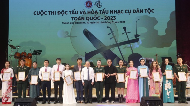 Winners of National Traditional Musical Instrument Solo and Orchestra Contest honoured at the closing ceremony.