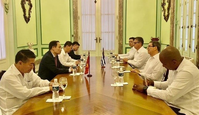 Vietnamese delegation meet with Cuban Foreign Minister Bruno Rodríguez during their visit to Cuba. (Photo: VNA)