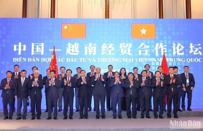 Prime Minister Pham Minh Chinh (fifth from right, first line) and other delegates at Vietnam - China Trade and Investment Cooperation Forum (Photo: NDO)