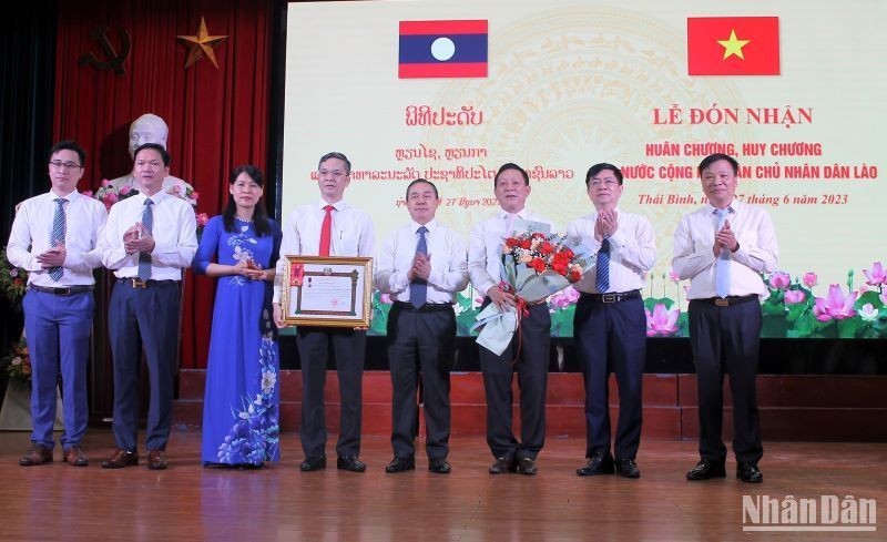 On behalf of the Lao President, the Lao Embassy in Vietnam awarded the Labour Order, first class, to Thai Binh University of Medicine and Pharmacy. (Photo: NDO)