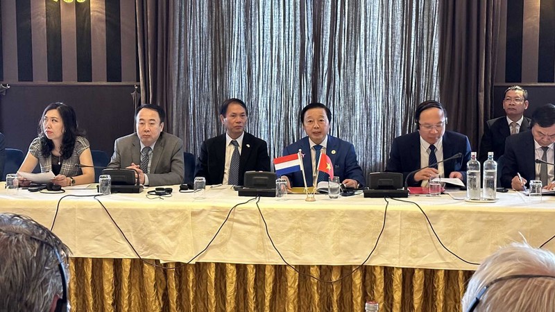 Deputy Prime Minister Tran Hong Ha (fourth from left) (Photo: VNA)