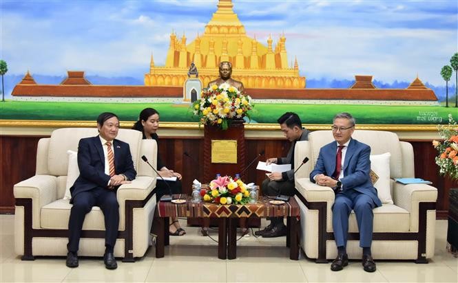 Vietnamese Ambassador to Laos Nguyen Ba Hung (R) and Thongsavanh Phomvihane, head of the Lao People's Revolutionary Party (LPRP) Central Committee's Commission for External Relations, at their meeting on June 28. (Photo: VNA)