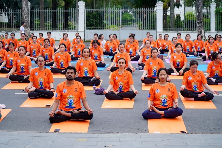 The event attracts around 400 yoga coaches and practitioners of Dong Thap Province. (Photo: dangcongsan.vn)