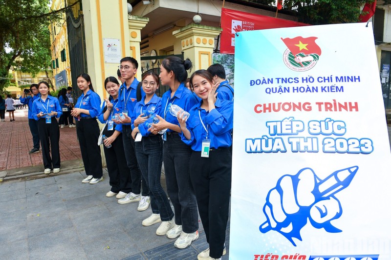 Youth union members of Hoan Kiem District in Hanoi stand ready to support exam candidates at Viet Duc High School.