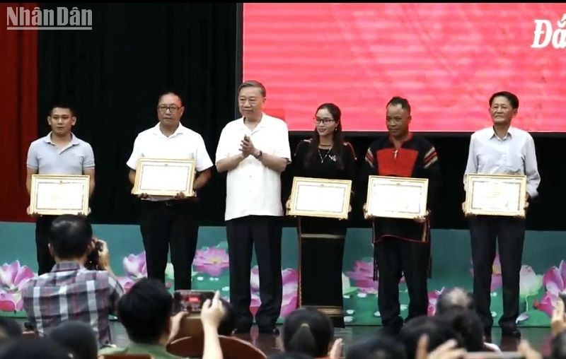 Five individuals in Dak Lak receive certificates of merit for safeguarding national security 