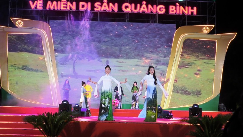 Fashion show features Ao Dai designs inspired by Quang Binh’s natural landscapes (Photo: dangcongsan.vn)