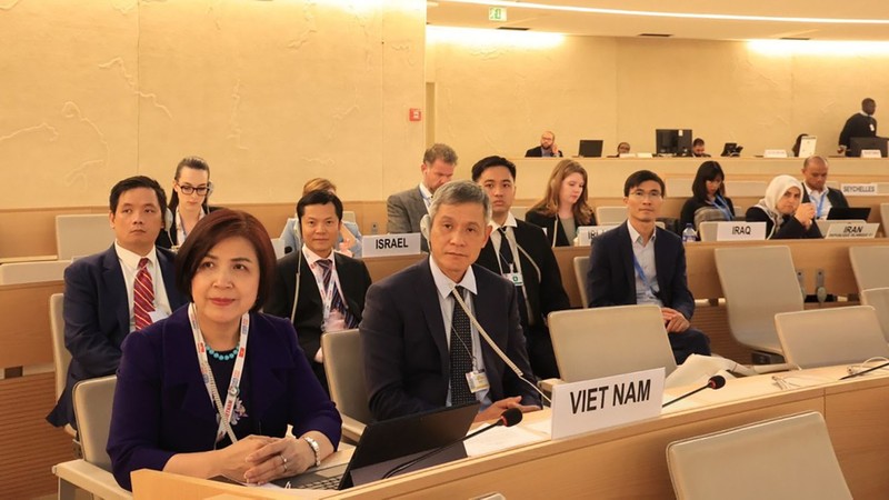 Nguyen Minh Vu (front, second from left), Assistant to the Vietnamese Foreign Minister, attends the the 53rd regular session of the UN Human Rights Council (UNHRC) in Geneva. (Photo: baoquocte.vn)