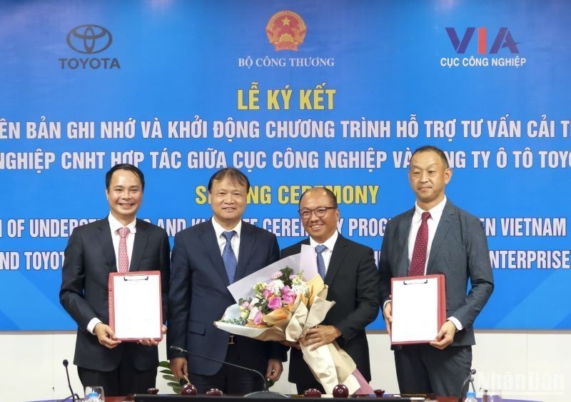 The signing ceremony in Hanoi on July 4 (Photo: NDO)