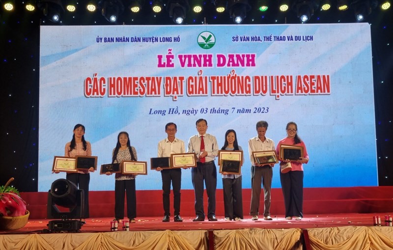 ASEAN Tourism Awards-winning homestays honoured at the ceremony (Photo: laodong.vn)