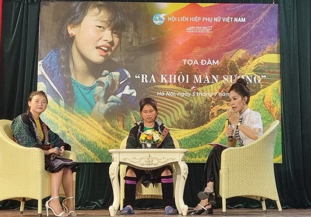 Ma Thi Di (first from left) and her mother Chau Thi Say (second from left) share their story at the seminar (Photo: thanhnien.vn)