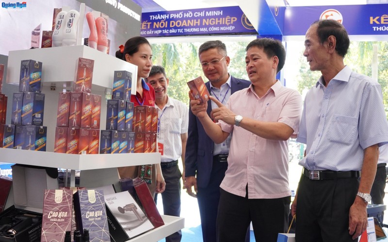 Visitors at the fair (Photo: baoquangngai.vn)