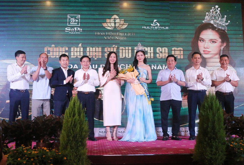 Miss Tourism Vietnam2022 Luong Ky Duyen (sixth from left) awarded ‘Sapa Tourism Ambassador’ title at the press conference (Photo: laocai.gov.vn)