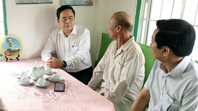 Standing NA Vice Chairman Tran Thanh Man visits wounded soldier Tran Xuan Tho in An Thoi ward, Phu Quoc city 