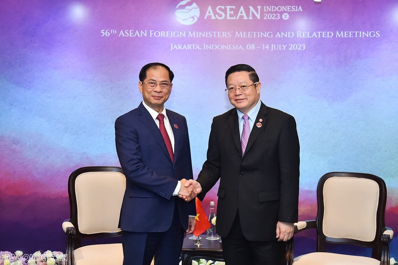 Foreign Minister Bui Thanh Son (L) meets with ASEAN Secretary-General Kao Kim Hourn in Jakarta, Indonesia, on July 11. (Photo: Ministry of Foreign Affairs)