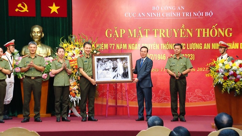 President Vo Van Thuong (second from right) presents a photo of President Ho Chi Minh and the people's public security force to the Department of Internal Political Security at the meeting in Hanoi on July 11. (Photo: NDO)