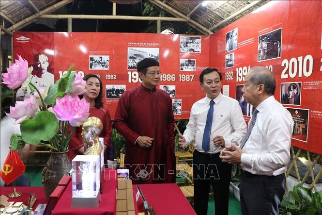 Visitors to the exhibition (Photo: VNA)