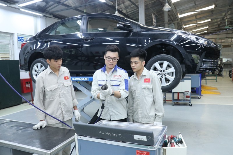 Assessing the skills of workers before sending them to work in Japan. (Photo: MINH THANH)