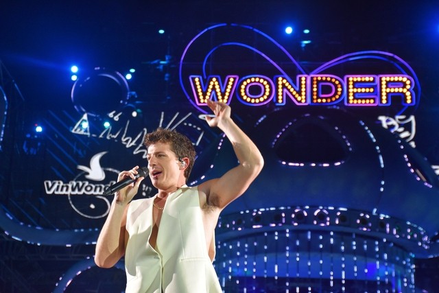 American singer Charlie Puth performed some of his most famous hits at the 8Wonder super music festival at VinWonder Nha Trang. (Photo thanhnien.vn)