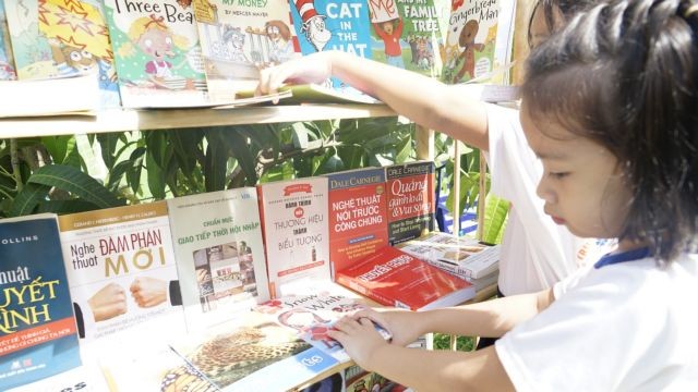 Kids join a reading session at a private kindergarten in Da Nang city. (Photo courtesy of Phuong Chi)