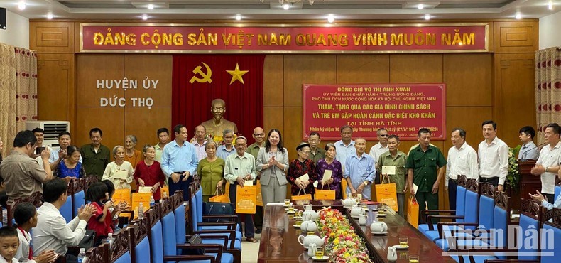 Vice President Vo Thi Anh Xuan presents gifts to families of policy beneficiaries in Ha Tinh province.