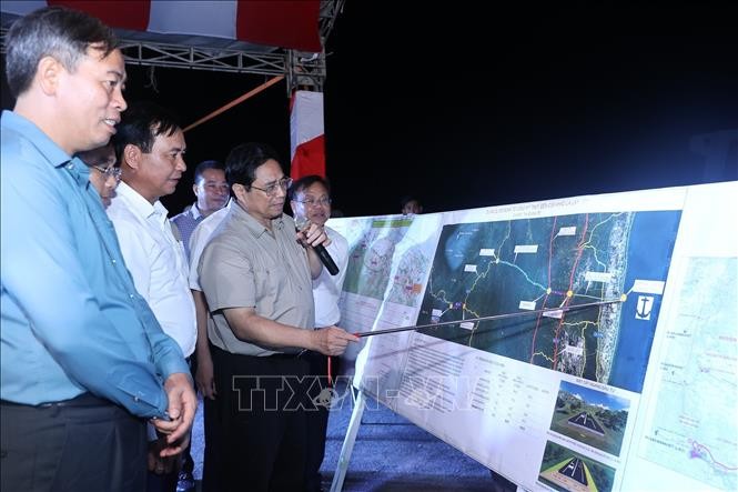 PM Pham Minh Chinh inspects major projects in Quang Tri (Photo: VNA)