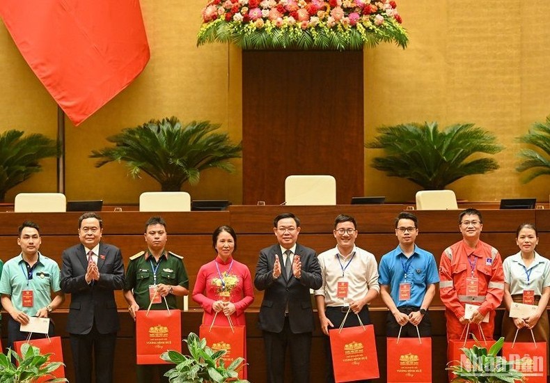 NA Chairman Vuong Dinh Hue presents gifts to outstanding trade union members (Photo: NDO)